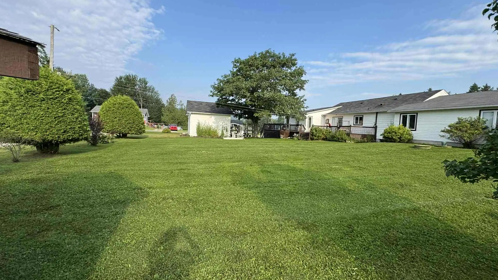 Tonte de pelouse résidentielle dans la Petite-Nation